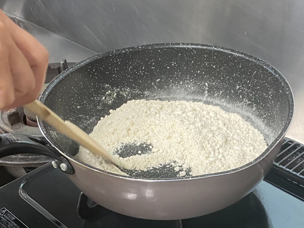 そば粉を炒める工程
