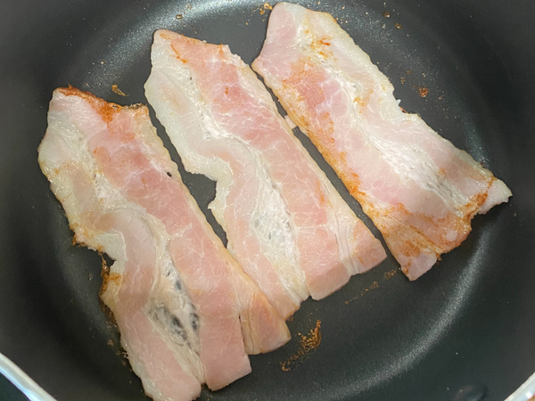 豚バラ肉を炒める工程