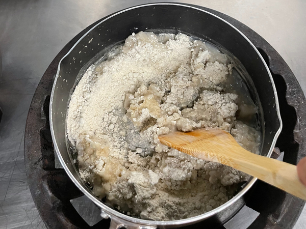 そば粉を混ぜる工程