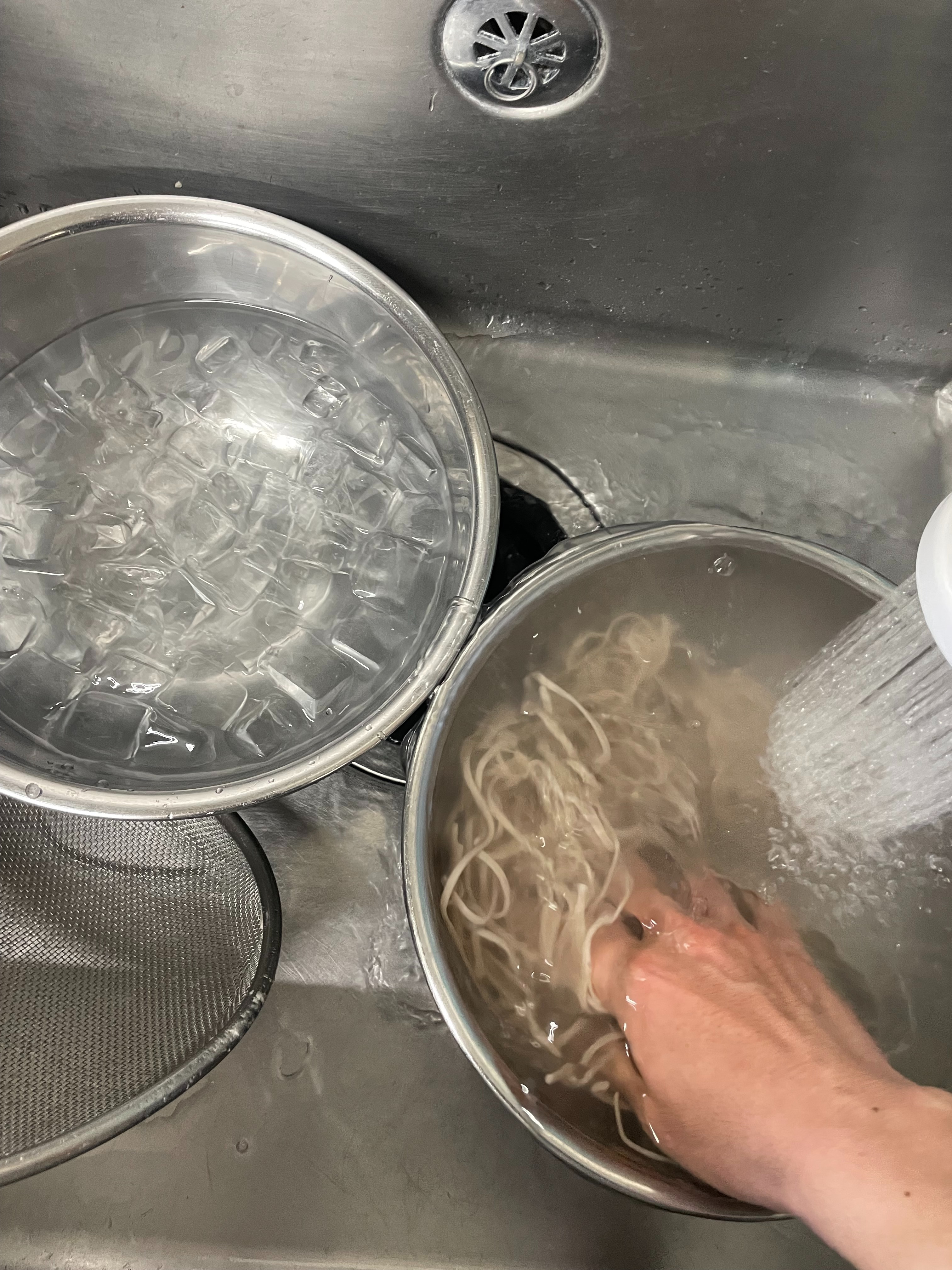 茹でたそばを冷水で締める